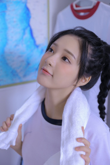 被要求戴着蝴蝶散步